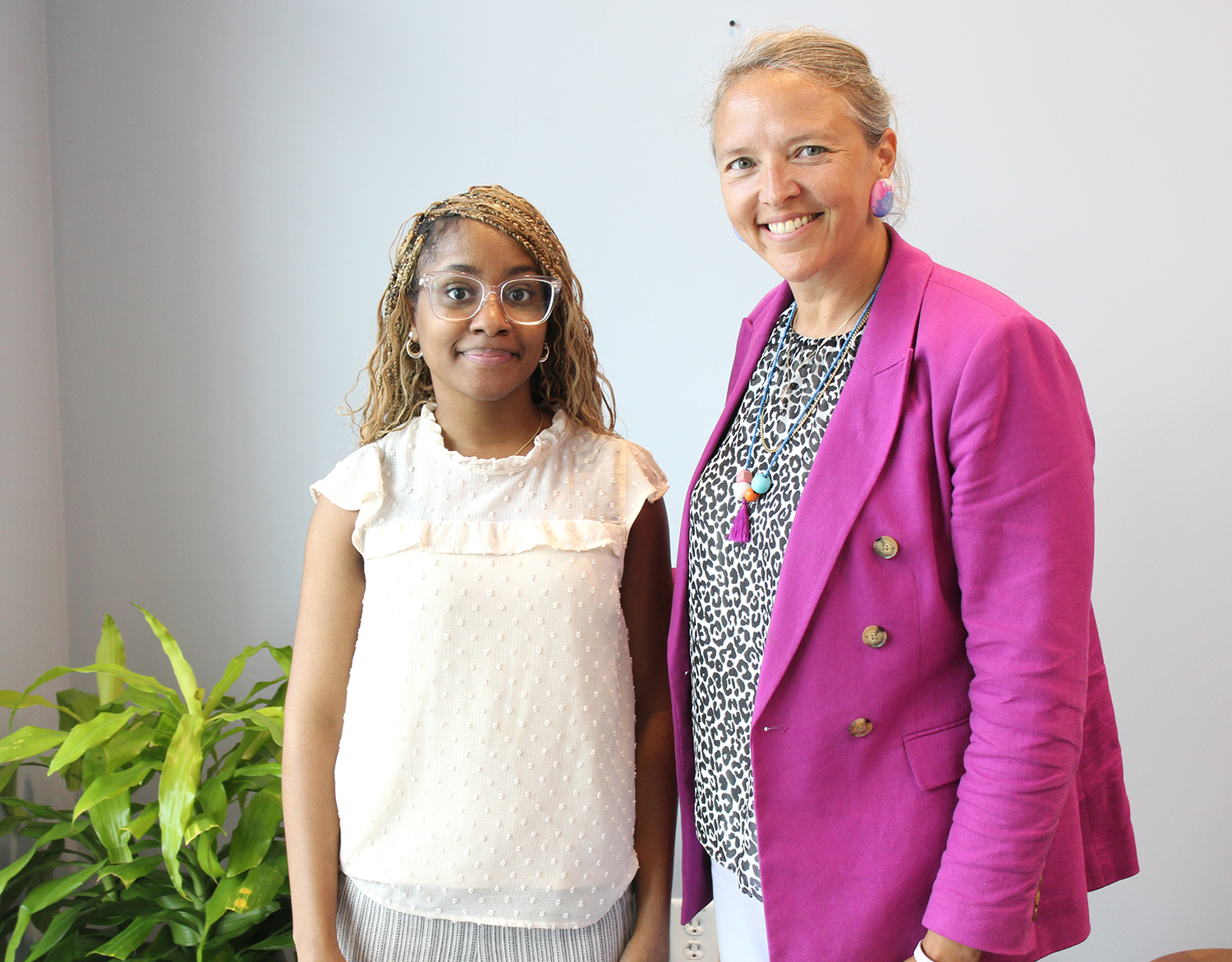 Makayla Williams and Jolinda Anderson at a client photo shoot